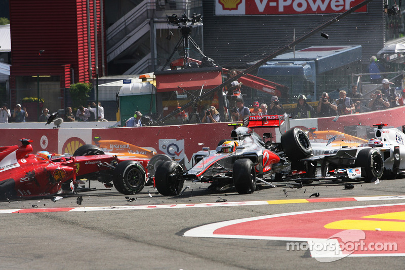 A crash at the start involving Lewis Hamilton, McLaren, Romain Grosjean, Lotus F1, Fernando Alonso, Ferrari, Kamui Kobayashi, Sauber