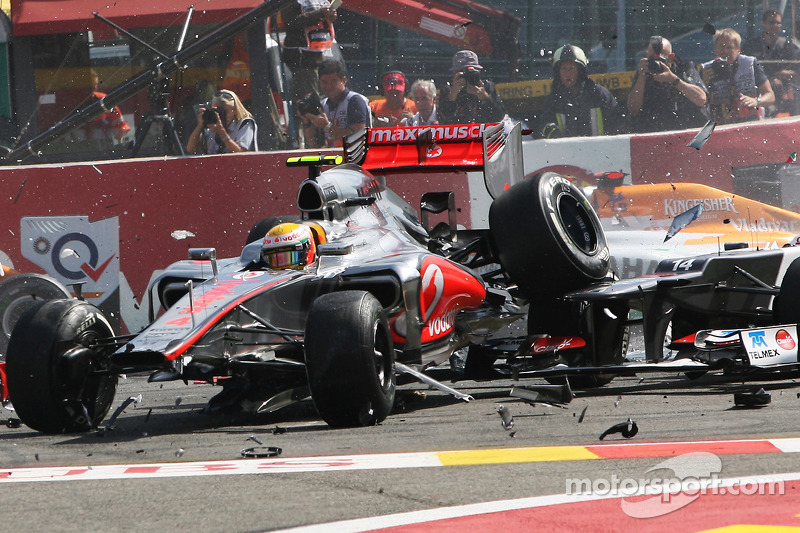 A crash at the start involving Lewis Hamilton, McLaren, Romain Grosjean, Lotus F1, Fernando Alonso, 