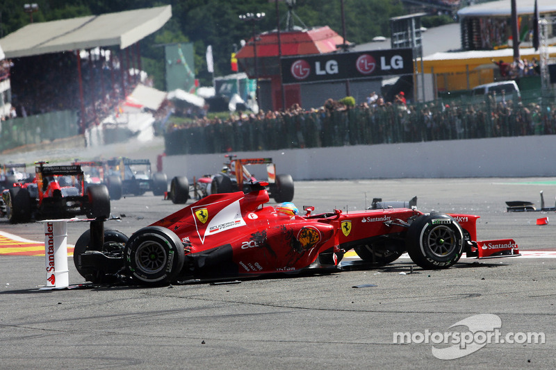 Crash bij de start met Fernando Alonso, Ferrari