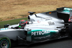 Брендон Хартлі, тест драйвер Mercedes AMG F1, тестує новий капот двигуна
