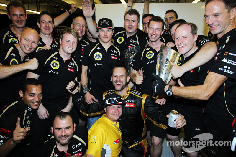 Переможець гонки Кімі Райкконен, Lotus F1 Team святкує з командою