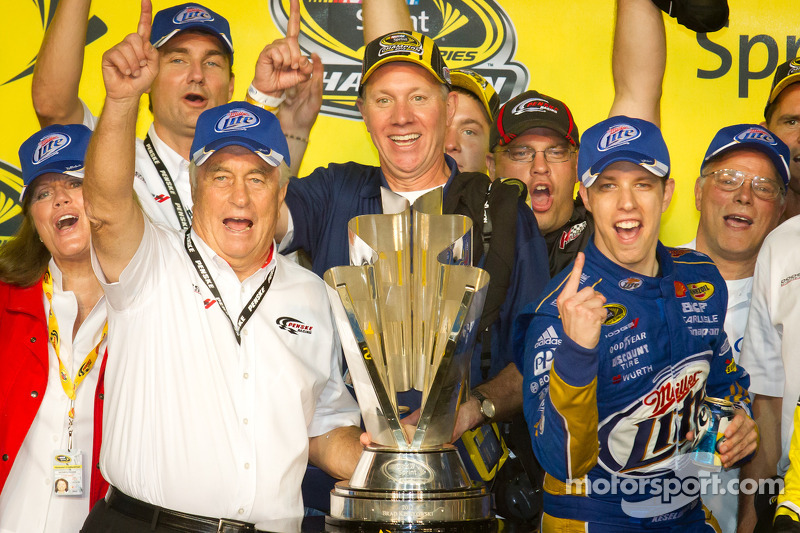 Championship victory lane: 2012 NASCAR Sprint Cup Series champion Brad Keselowski, Penske Racing Dodge celebrates with Roger Penske and his team