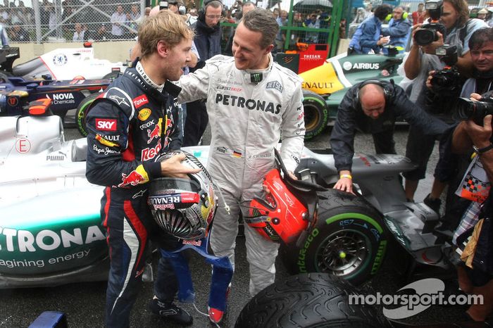 El campeón del mundo 2012 de Fórmula 1, Sebastian Vettel, recibe la felicitación de Michael Schumacher, que se retiraba ese día