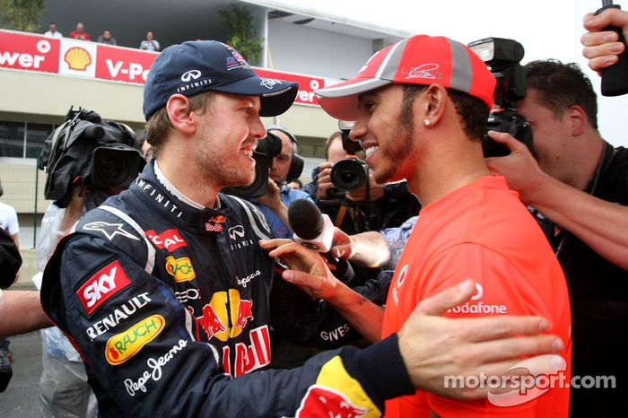 Sebastian Vettel recibe la felicitación de Lewis Hamilton tras conseguir su tercer título mundial, igualando los sumados por Ayrton Senna, tras un dramático Gran Premio de Brasil en 2012. 