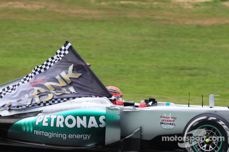 Michael Schumacher, Mercedes AMG F1, con una bandera de agradecimiento.