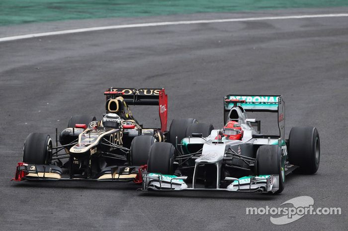 Michael Schumacher, Mercedes AMG F1, y Kimi Raikkonen, Lotus F1  luchando por la posición