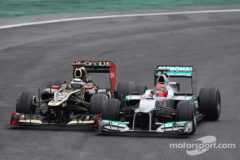 Michael Schumacher, Mercedes AMG F1, y Kimi Raikkonen, Lotus F1 luchando por la posición