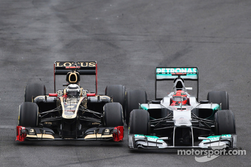 Michael Schumacher, Mercedes AMG F1, y Kimi Raikkonen, Lotus F1 battle for position