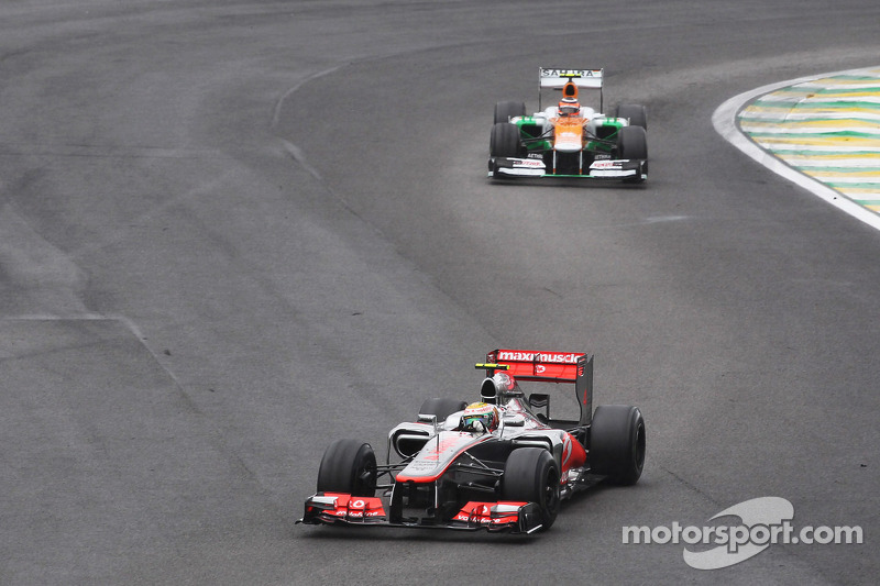 Бесконечно сдерживать скорость McLaren Нико на своей Force India конечно не мог – Хэмилтон его догнал и опередил. Но Хюлькенберг все удержался за Льюисом, а когда тот уперся в кругового на стартовой прямой, попробовал провести ответную атаку