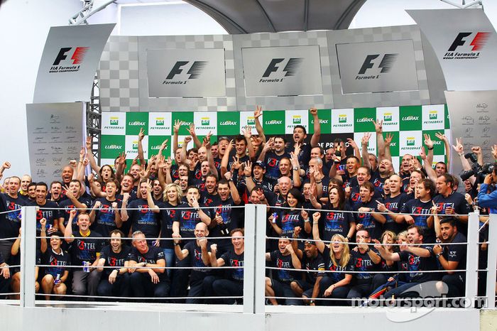 Los campeones de ese año, Vettel en pilotos y Red Bull en equipos
