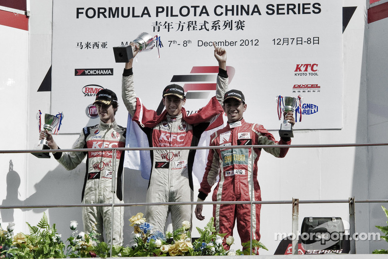 Podium: winnaar Sean Gelael, 2de Antonio Giovinazzi, 3de Afiq Ikhwan