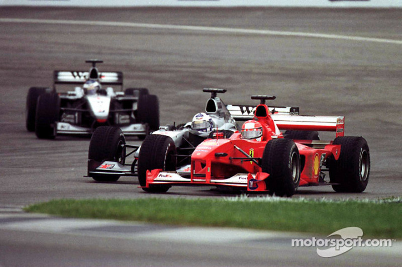 Michael Schumacher passa David Coulthard