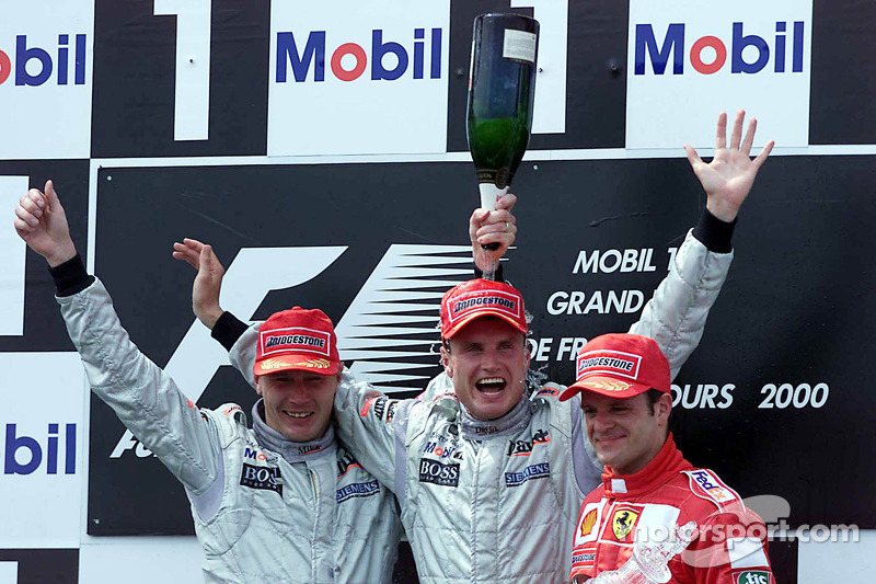 Podio: ganador de la carrera David Coulthard, segundo lugar Mika Hakkinenm y el tercer lugar Rubens Barrichello