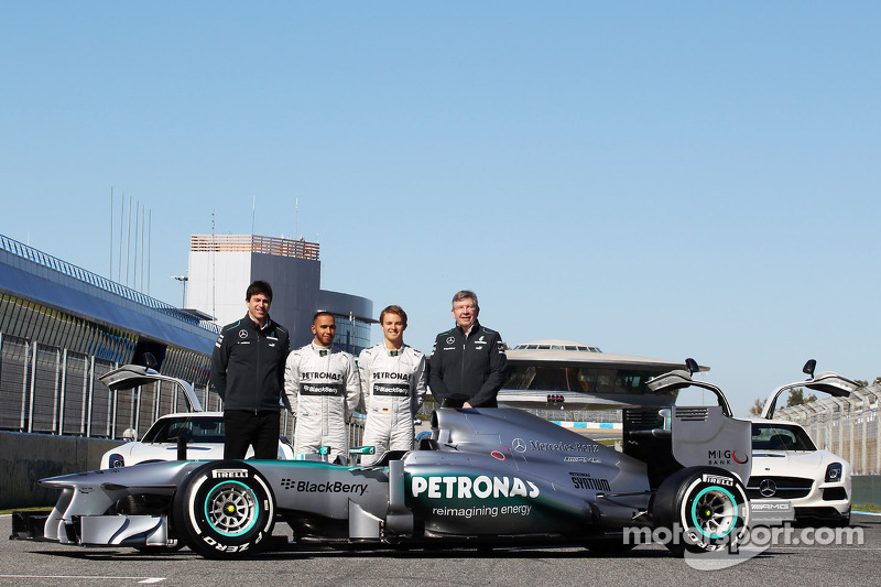 Виконавчий директор Mercedes AMG F1 Тото Вольфф, Льюіс Хемілтон, Ніко Росберг і керівник команди Росс Браун із новим Mercedes AMG F1 W04