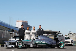 Toto Wolff, Mercedes AMG F1 accionista y Director Ejecutivo; Lewis Hamilton, Mercedes AMG F1 y compa