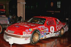 Bill Elliott 1987 Ford Thunderbird em exposição no SEMA 2011