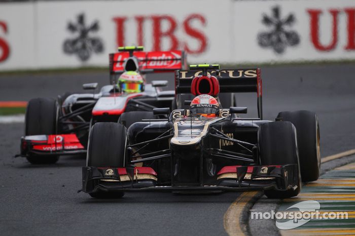 Romain Grosjean, Lotus F1 E21 y Sergio Pérez, McLaren MP4-28
