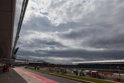 Ondas de tempestade ameaçam Silverstone durante the corrida