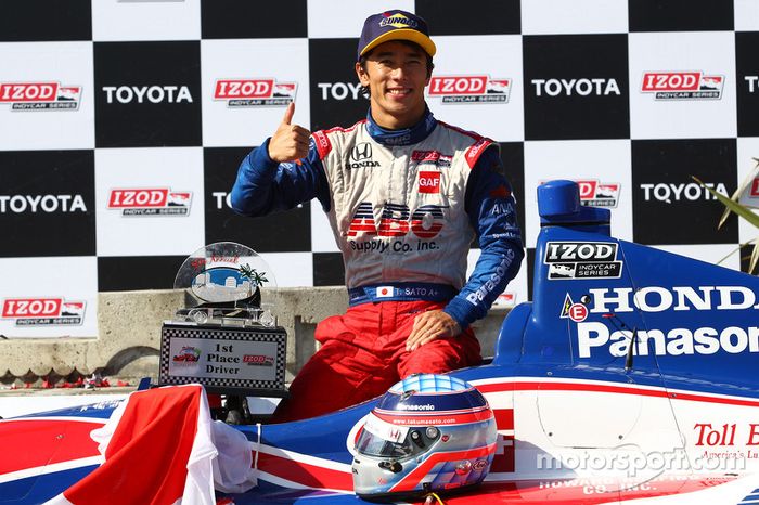A 1ª vitória na Indy, 2013: Na Indy desde 2010, Takuma Sato conquistou sua primeira vitória no campeonato em Long Beach em 2013. Foi a primeira vitória de um japonês em uma categoria top do automobilismo.
