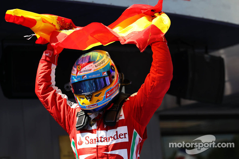 O vencedor Fernando Alonso, Ferrari comemora no parque fechado