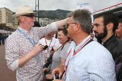 Chris Evans, Radio DJ en TV-presentator, signeert voor de fans