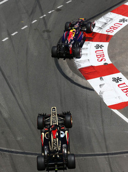 Mark Webber, Red Bull Racing RB9 et Kimi Raikkonen, Lotus F1 E21