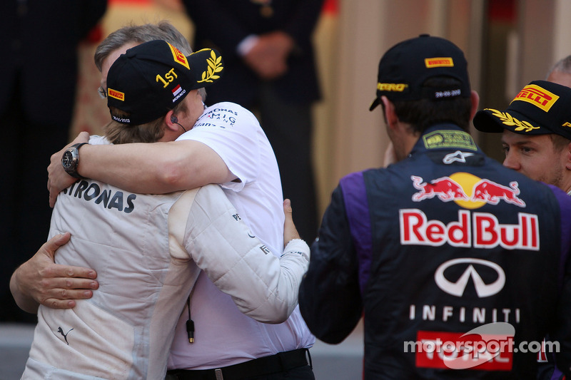 Ganador de la carrera Nico Rosberg, Mercedes AMG F1 celebra con Ross Brawn, jefe de equipo de F1 Mercedes AMG en parc ferme