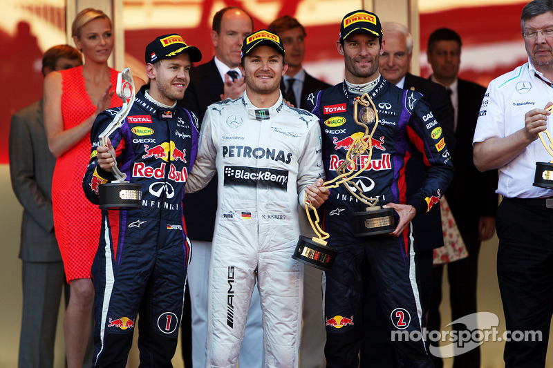 Podio: Sebastian Vettel segundo lugar, Nico Rosberg Mercedes AMG F1 primer lugar y Mark Webber, Red 