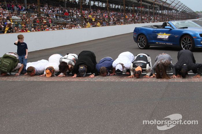 O vencedor Tony Kanaan, KV Racing Technology Chevrolet beija the yard de bricks