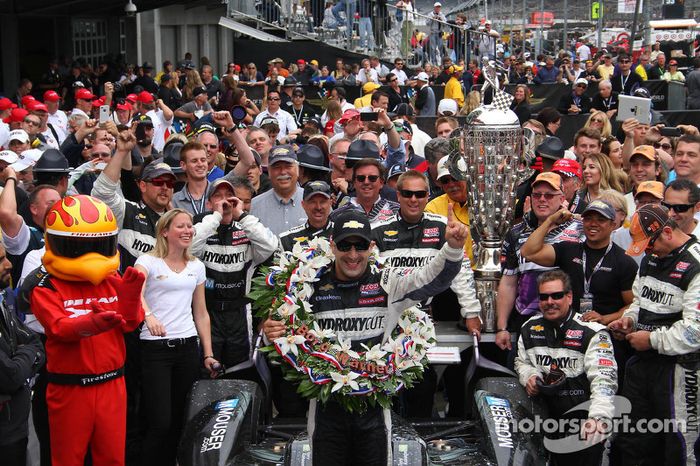 O vencedor Tony Kanaan comemora