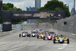 Start: Mike Conway, Dale Coyne Racing Honda leads