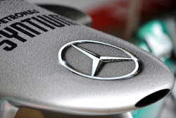 De la pluie sur la Mercedes