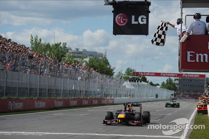 El ganador de la carrera Sebastian Vettel, Red Bull Racing celebra toma la bandera a cuadros al final de la 