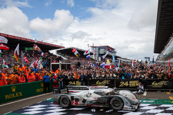 #2 Audi Sport Team Joest Audi R18 e-tron quattro: Tom Kristensen, Allan McNish, Loïc Duval