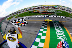 Matt Kenseth, Joe Gibbs Racing Toyota recebe bandeira quadriculada