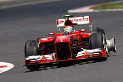 Felipe Massa Ferrari F138 com um furo no pneu traseiro