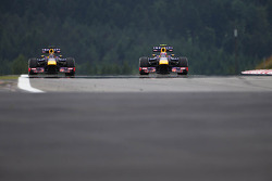 (Da esquerda para direita): Sebastian Vettel, Red Bull Racing RB9, e Mark Webber, Red Bull Racing RB9
