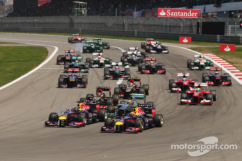 Sebastian Vettel, Red Bull Racing RB9 y Mark Webber, Red Bull Racing RB9 lideran al comienzo de la c