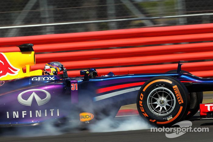 Carlos Sainz Jr., Red Bull Racing RB9 Test Pilotu lastiklerini kilitliyor
