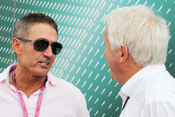 (Izq. A Der.): Mick Doohan, ex-campeón del mundo de Motorbike 500c con Charlie Whiting, delegado de