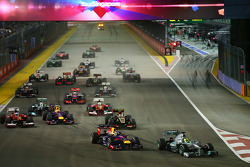 Nico Rosberg, Mercedes AMG F1 W04 leads Sebastian Vettel, Red Bull Racing RB9 into turn 1 at the start of the race