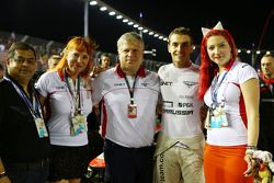 Presidente Ejecutivo grupo Vijay Eswaran, QI con Sasha Cheglakov, dueño del equipo Marussia; Andrei 