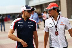 Pastor Maldonado, Williams y Sergio Pérez, McLaren en el desfile de pilotos