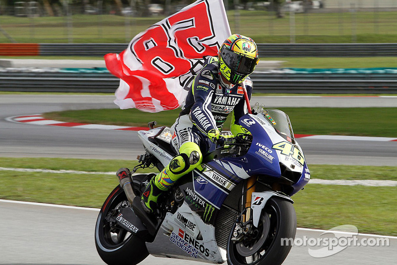 Valentino Rossi, Yamaha Factory Racing con una bandiera in ricordo di Marco Simoncelli