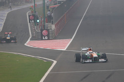 Paul di Resta, Sahara Force India VJM06 y Jean-Eric Vergne, Scuderia Toro Rosso STR8 en zona de pits