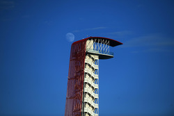 De COTA toren met de maan
