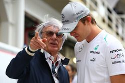 Bernie Ecclestone con Nico Rosberg, Mercedes AMG F1