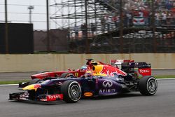 Mark Webber, Red Bull Racing RB9 y Fernando Alonso, Ferrari F138 batallan por la posición