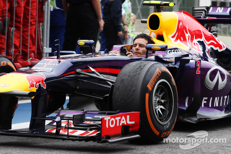 De als tweede gefinishte Mark Webber, Red Bull Racing RB9 arriveert in parc ferme zonder helm