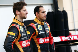 (Da sinistra a destra): Romain Grosjean, Lotus F1 Team con il compagno di squadraPastor Maldonado, L